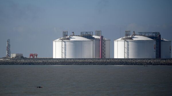 Резервуары для хранения сжиженного природного газа (СПГ) в порту Цзянсу Жудун в КНР