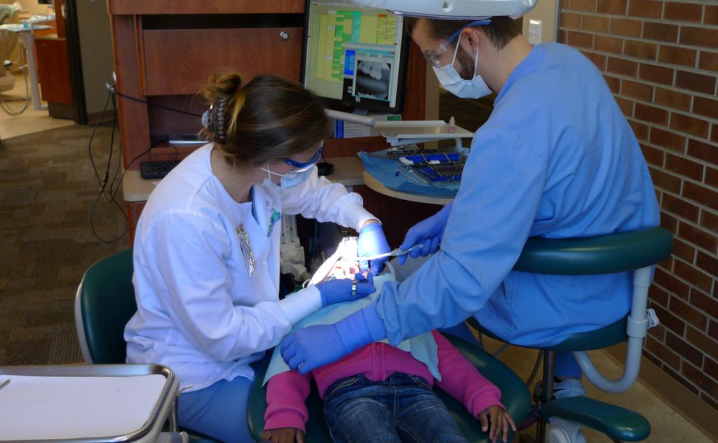 Работа стоматолога с пациентом
