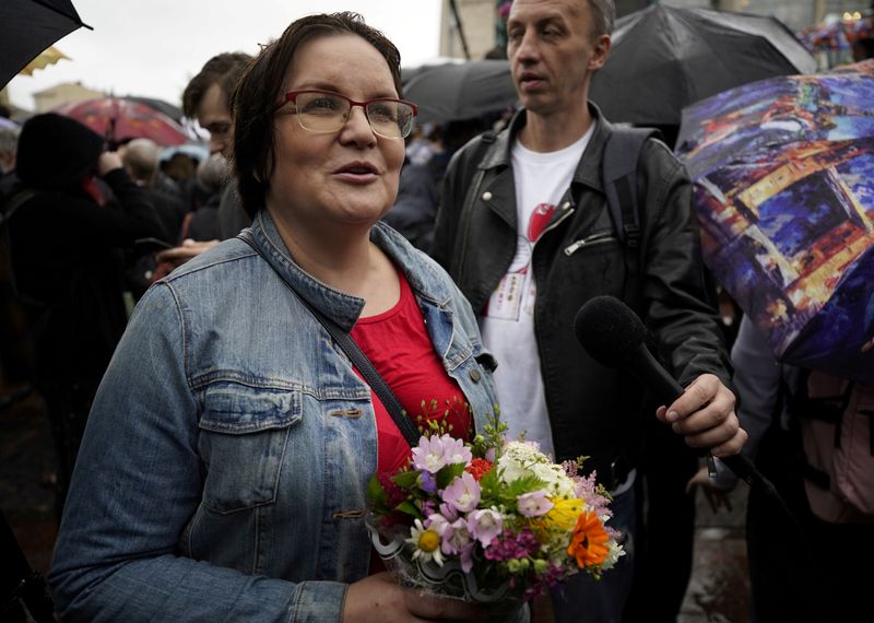 © Reuters. FILE PHOTO: People protest against amendments to Russia