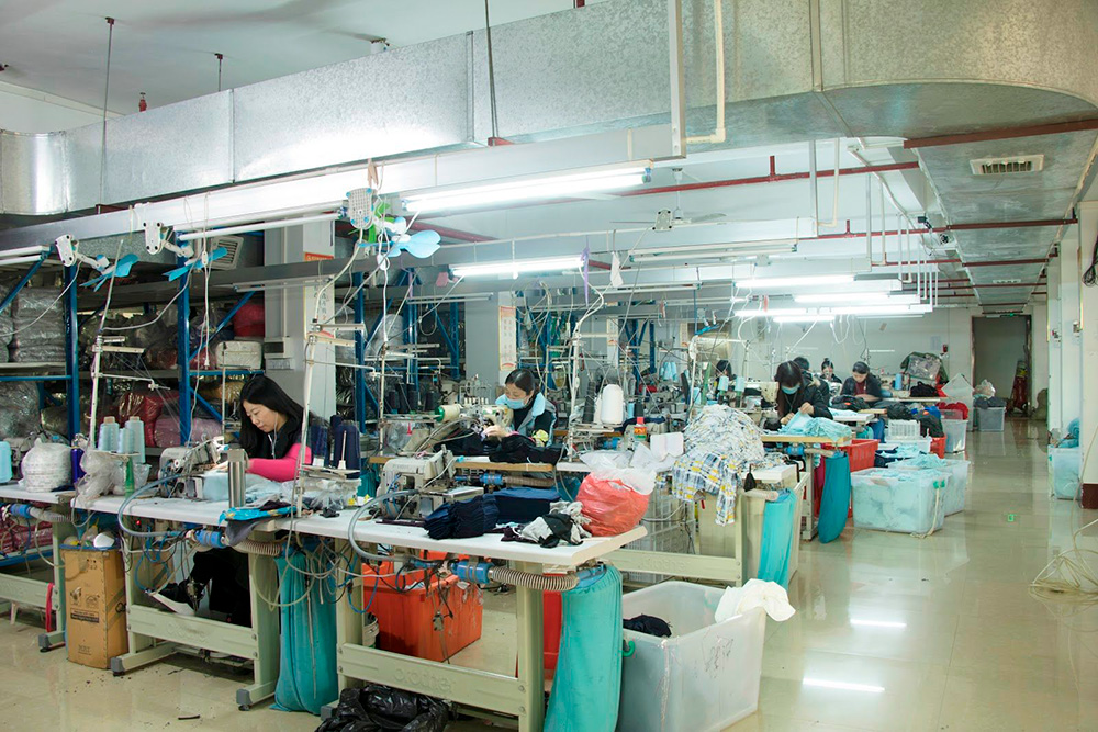 Наши менеджеры проводят на фабриках большую часть времени — проводят переговоры, контролируют производственный процесс, проверяют качество товара. На фото цех по производству одежды